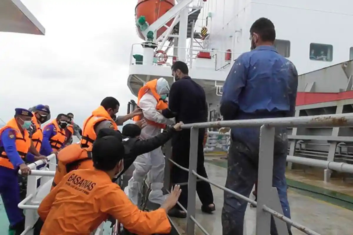 ABK Kapal Asing Terpapar Covid, Tim SAR Gabungan di Natuna Bantu Peralatan Medis