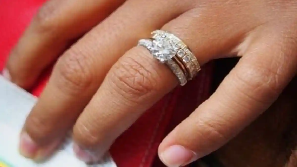 Perempuan Ini Kaget Cincin Yang Dibeli di Pasar Loak Mengandung Misteri