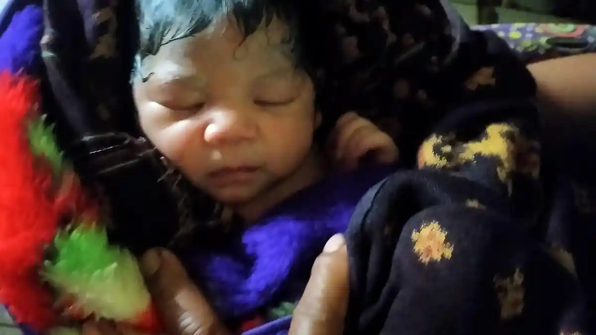 Maria Mba Lahirkan Bayi Perempuan di Jalan Saat Hujan