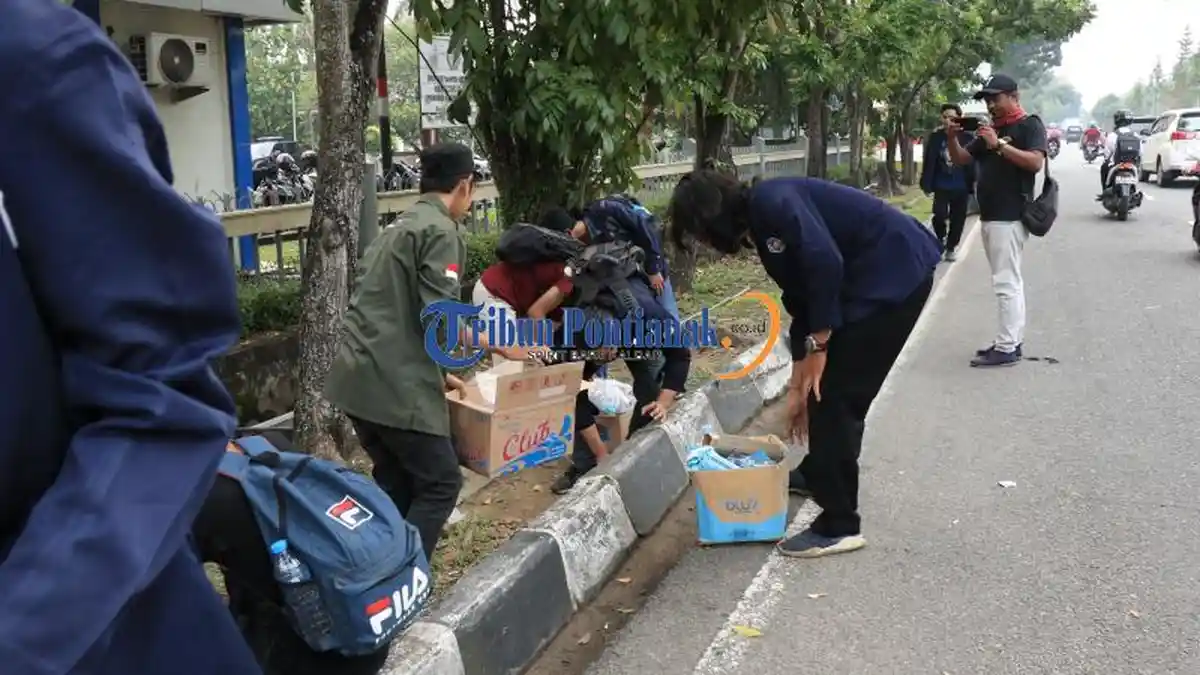 FOTO : Aksi Mahasiswa Pungut Sampah Usai Unjuk Rasa di DPRD Kalbar - aksi-pungut-sampah-2.jpg