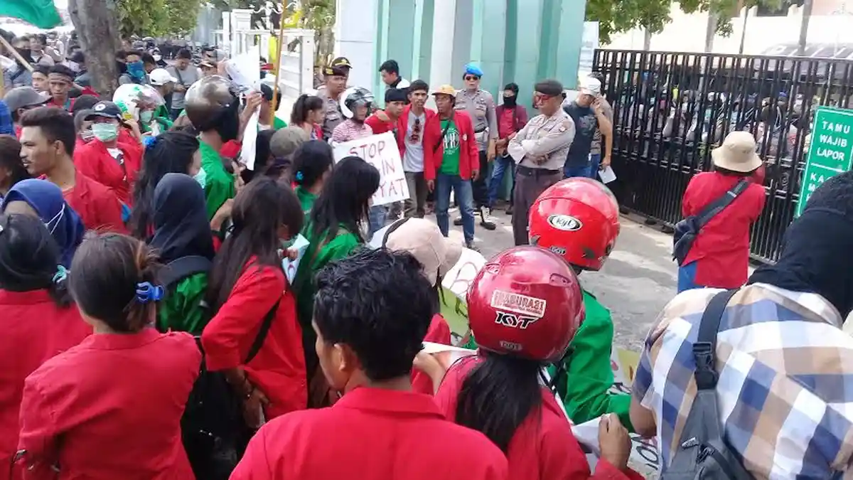 Demo Mahasiswa Makassar Berlanjut, Kini Tiba di DPRD Sulsel, Ini 3 Tuntutannya