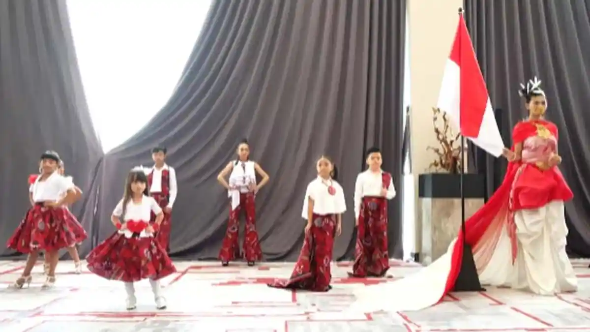 Paduan 7 Meter Kain Merah dan 6 Meter Putih, Karya Terbaru Embran ...