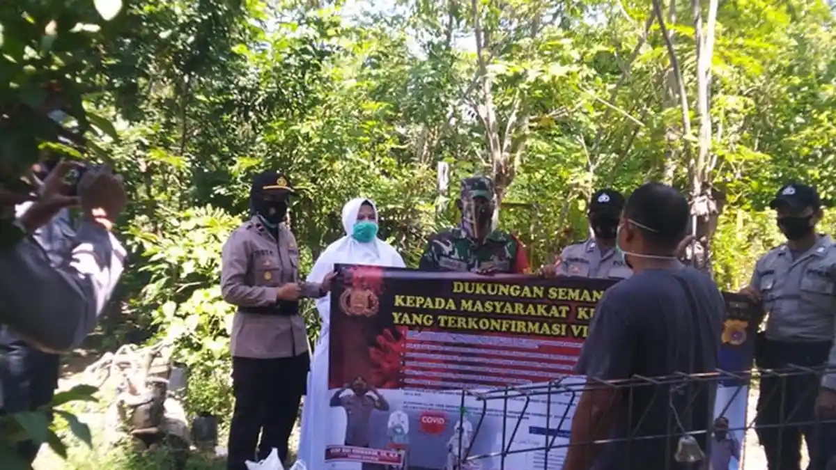 Tim Polsek Kuta Malaka Bersama Koramil dan Puskesmas Semangati Warga Terkonfirmasi Covid-19