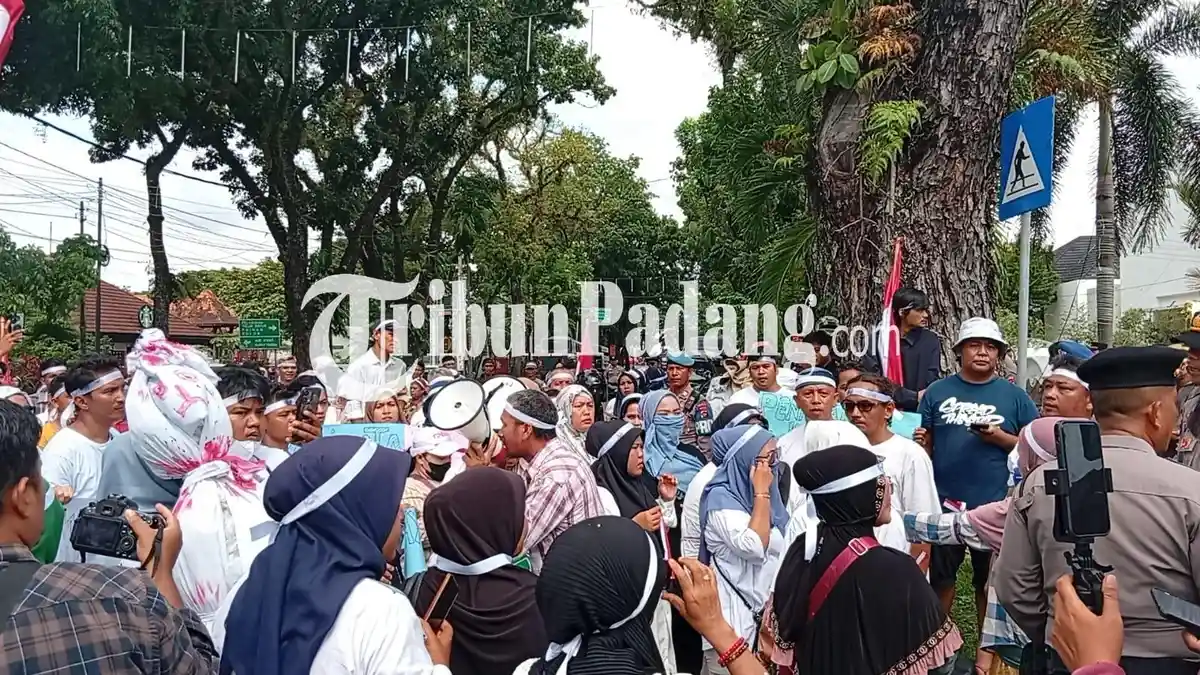 Pedagang Ungkap Sosok Tuan Takur Pasar Raya Padang, Oknum Dinas Perdagangan Diduga Ikut Main