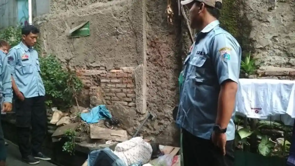 ASTAGA. Ditolak Anaknya Tinggal Bersama, Kakek 74 Tahun Ini Pilih Tidur di Tepi Got