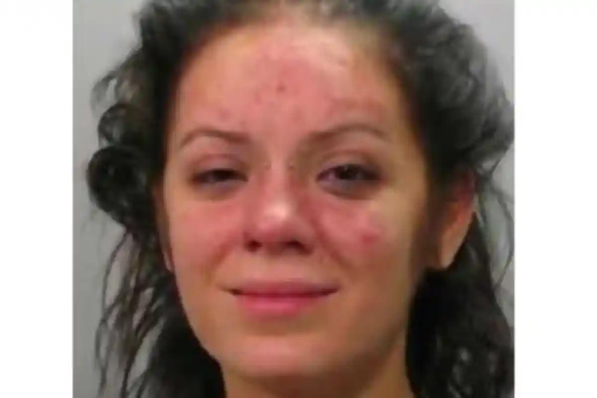 Seorang Polisi Dipecat Setelah Pukuli Perempuan yang Terborgol