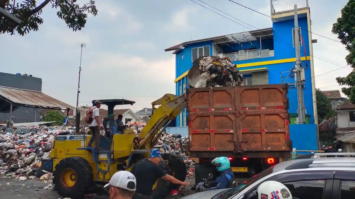 TPS Overload, Kodim 0618/BS Bantu Pemkot Bandung Bersihkan Sampah di Sejumlah TPS