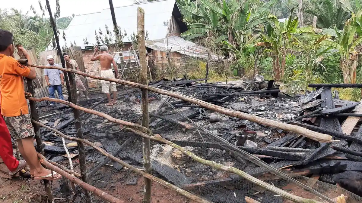 Ditinggal ke Masjid Ikut Acara Maulid Nabi, Rumah Darmisah di Bungo Ludes Terbakar