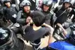 Demo Mahasiswa Unismuh Peringati Hari HAM Bentrok Dengan Polisi