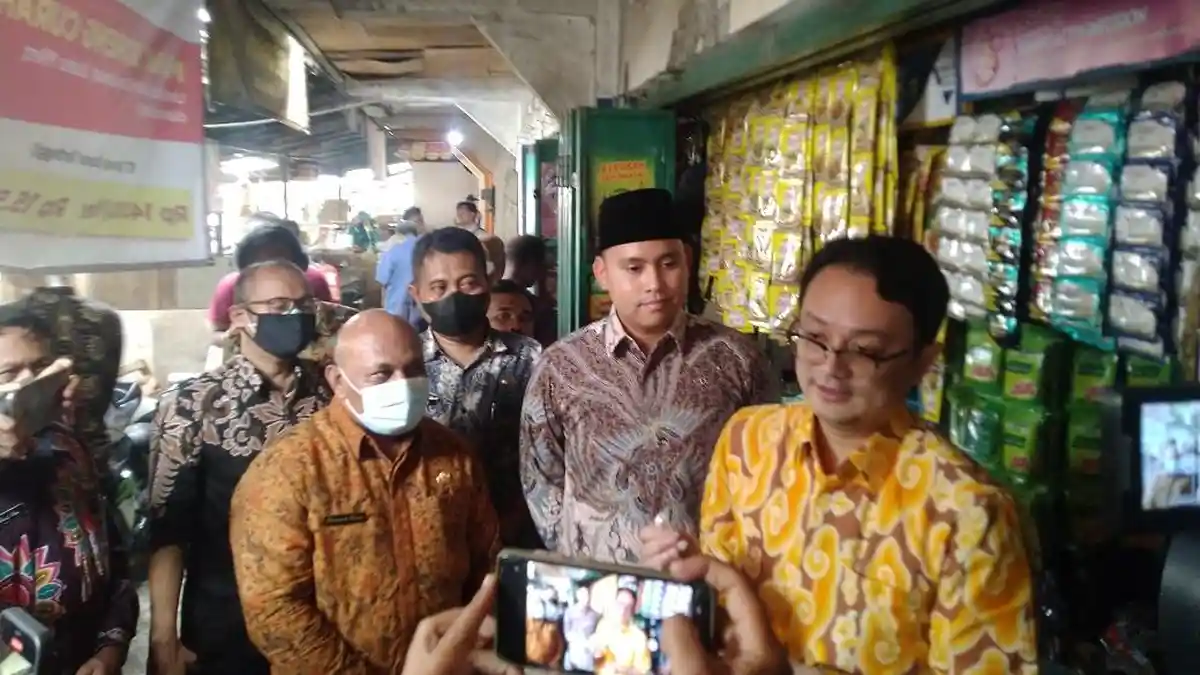 Wakil Menteri Perdagangan Sidak Harga Bahan Pokok di Pasar Kendal, Pastikan Migor Curah di Bawah HET