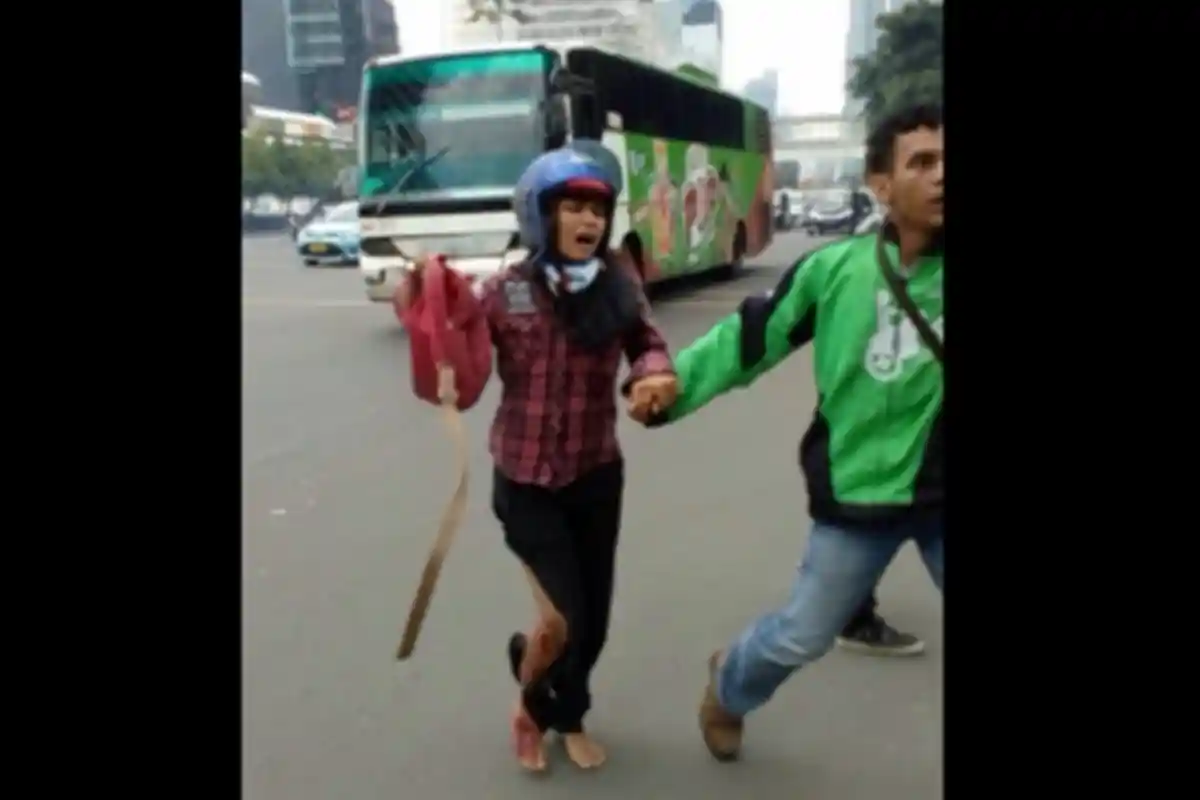 Pengendara Gojek Ini Berani Selamatkan Wanita yang Terkena Ledakan Bom Sarinah