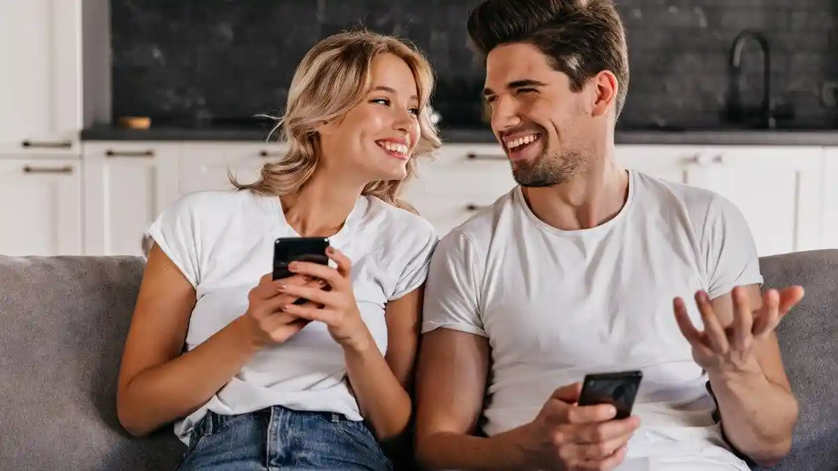 18 Pantun Teka-teki Cinta Dilengkapi Balasan, Mainkan bareng Pasangan biar Hubungan Nggak Monoton