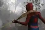 Spiderman Bersama Petugas Padamkan Karhutla
