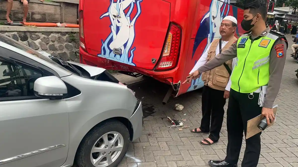 Kecelakaan Maut, Enam Siswa di Gresik Terjepit Mobil dan Bus, Satu Siswa Meninggal