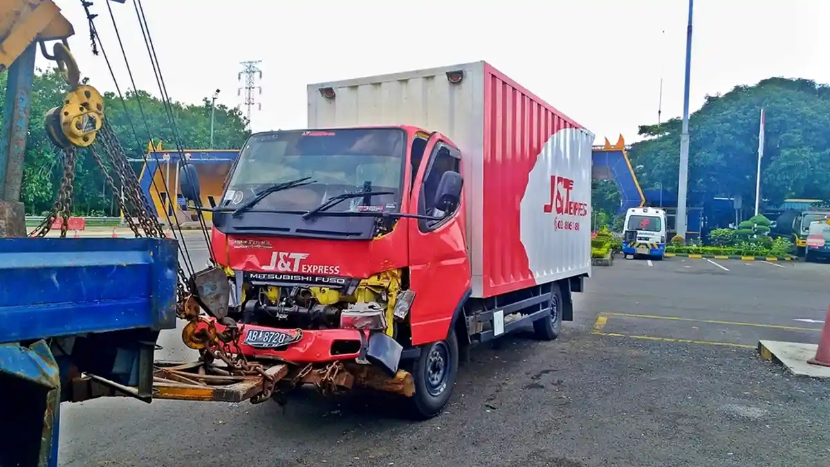 BREAKING NEWS: Dua Truk Boks Ekspedisi Bertabrakan di Ruas Tol Jatingaleh-Krapyak Semarang