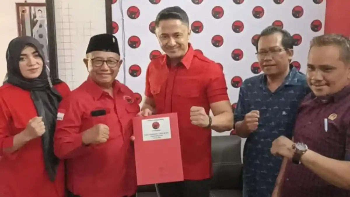 Maju Pilkada Blitar 2024, Hengky Kurniawan Ambil Formulir Pendaftaran Calon Bupati di PDIP 