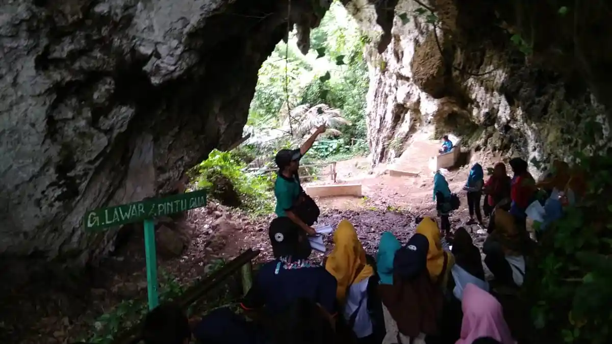 Guru Asal Kendal Ini Ajak Puluhan Siswa SMA Belajar Geografi Sembari Berwisata