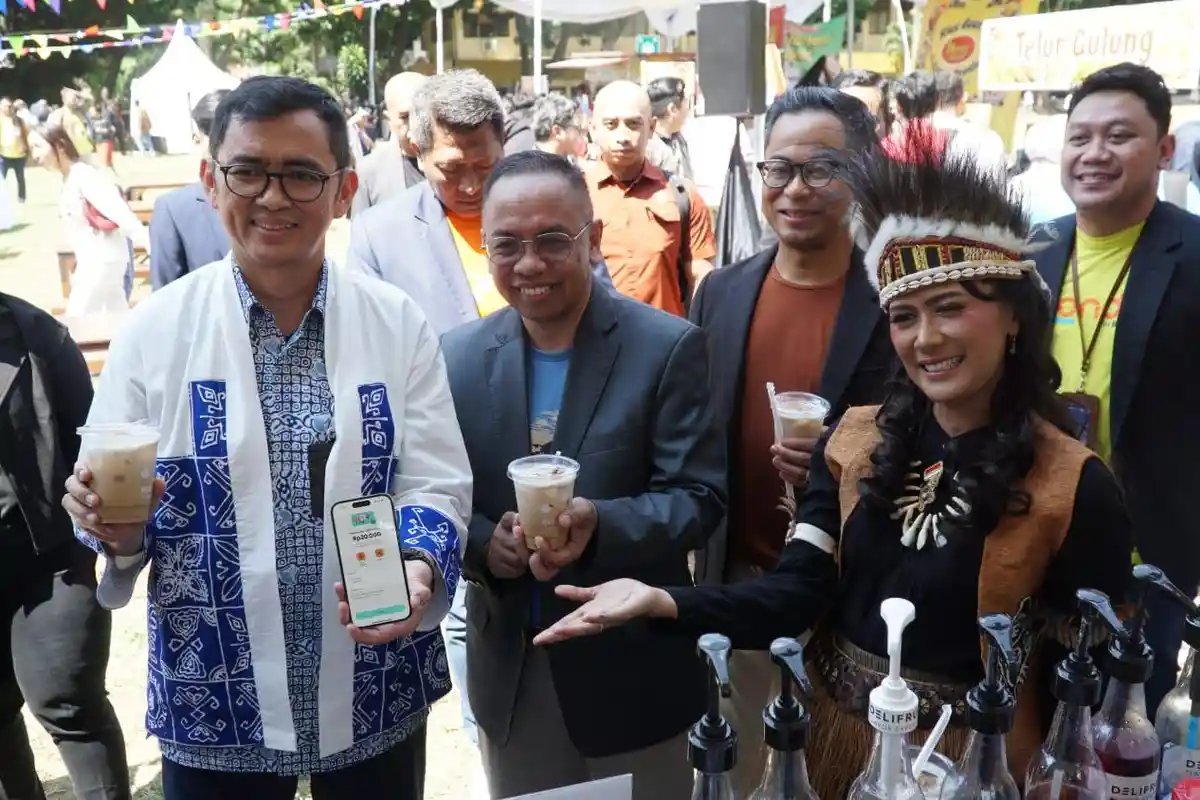 Simfoni Kolaborasi dan Inovasi: Festival UMKM Generasi Cerdas Finansial UKSW Bersama OJK, BI, BNI