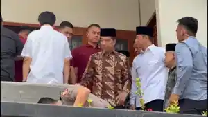 Jokowi-melayat-ke-hamzah-haz.jpg