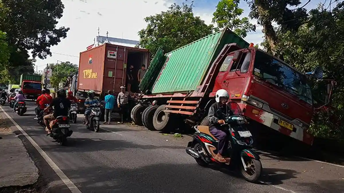 Penyebab Macet Parah di Jalan Manado - Bitung Tadi Pagi, 2 Truk Kontainer Bermasalah