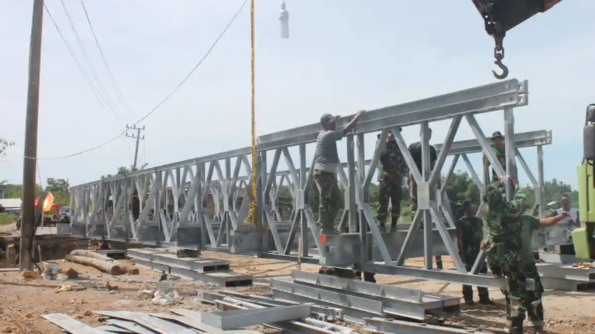 FOTO Prajurit TNI Memasang Jembatan Bailey di Lintas Calang