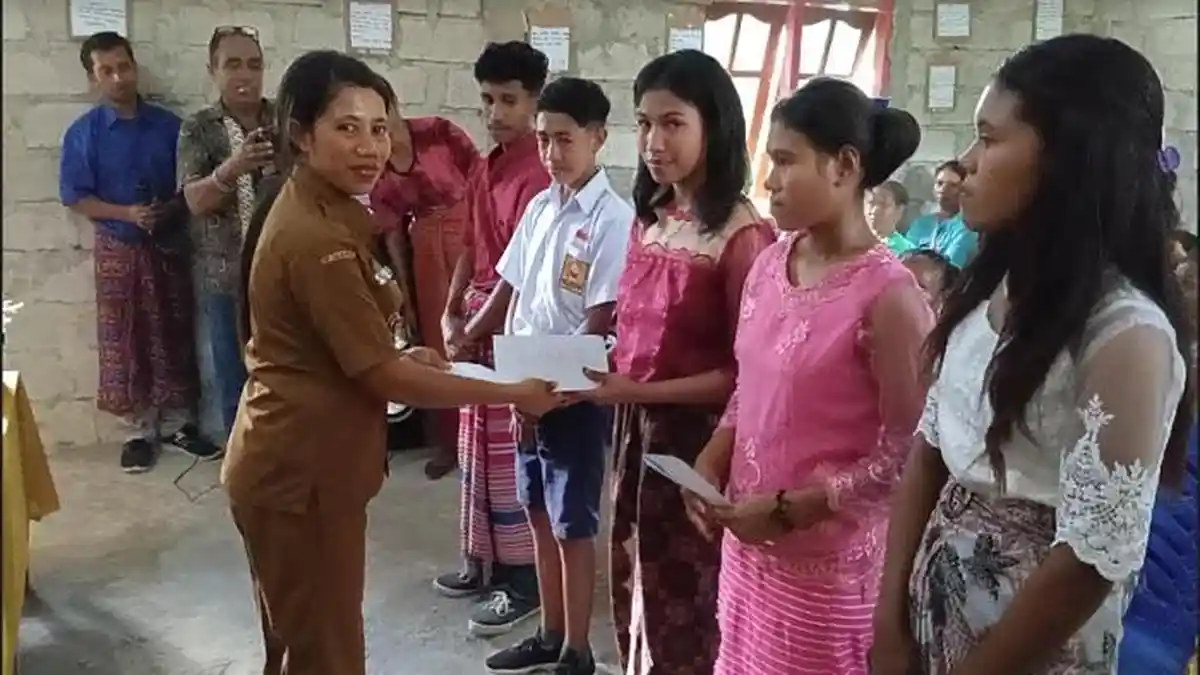 Kepala Desa Taaba Beri Hadiah Kepada Siswa Prestasi