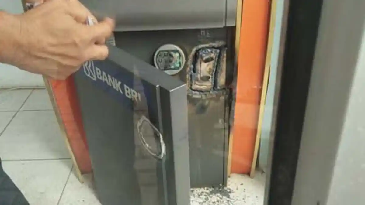 4 Pria Bersebo Rusak ATM BRI   