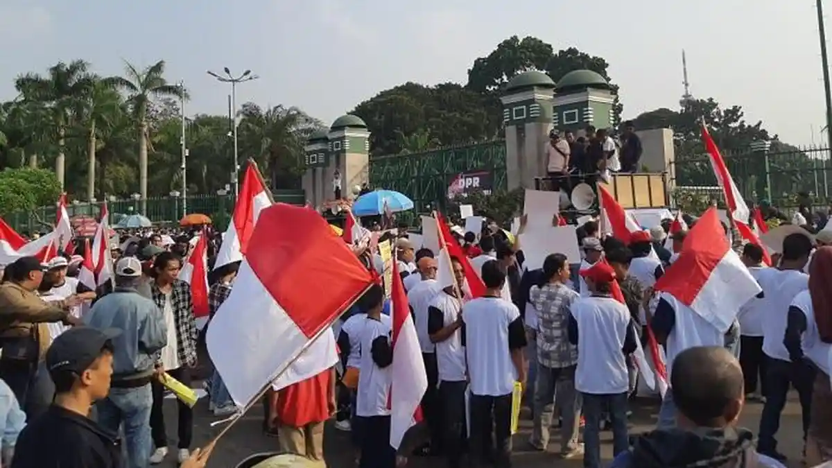 Demonstran di Depan Gedung DPR Sempat Tutup Jalan Tol