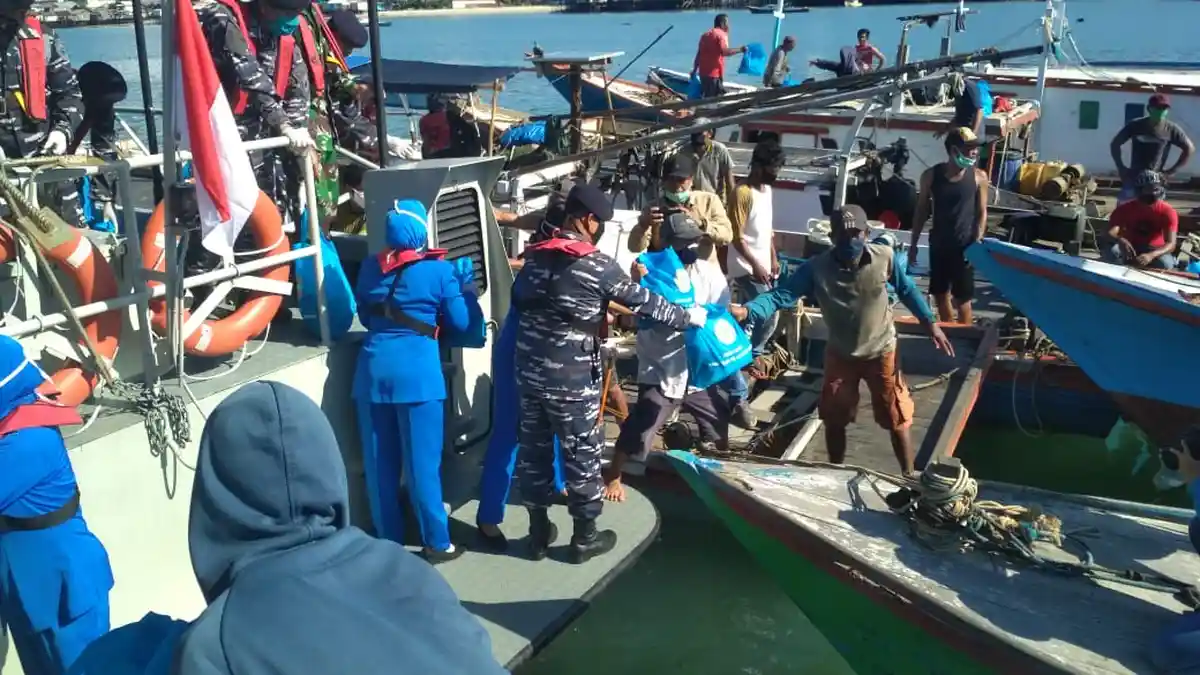 Jajaran TNI AL dari Lanal Balikpapan Bagikan Ratusan Paket Sembako buat ...