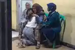 Isak Tangis Ibu Mahasiswa yang Meninggal di Kamar Kost Tasikmalaya Pecah Saat Bertemu Kekasih Korban