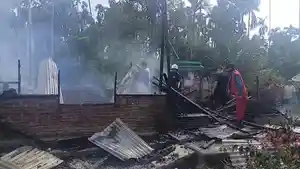 PETUGAS-memadamkan-api-di-rumah-terbakar-di-Desa-Rantau-Panyang-Juli-Bireuen.jpg