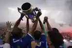 PERSIB-JUARA-Persib-Bandung-mengangkat-trofi-gelara-juara-Liga-1-20242025.jpg
