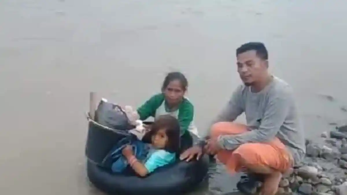 Tak Ada Jembatan, Nek Nenok & Cucu Harus Arungi Derasnya Sungai Alas Pakai Ban Demi Mengais Rezeki