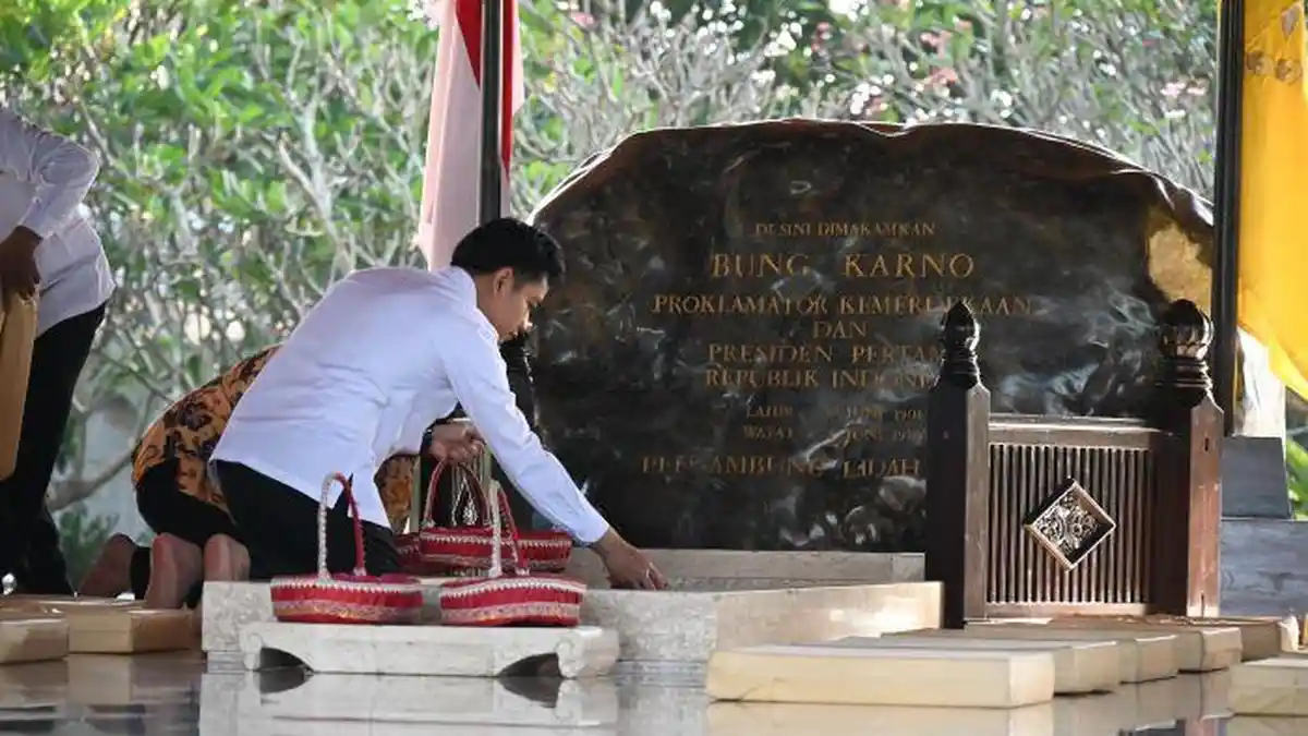 Wapres Gibran Ziarah ke Makam Bung Karno Kala Kunjungan Kerja di Blitar