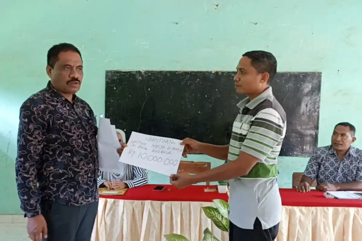 Masjid,Gereja dan Sekolah di Desa Adobala dapat Bantuan dari Anggota DPRD Muhidin Demon