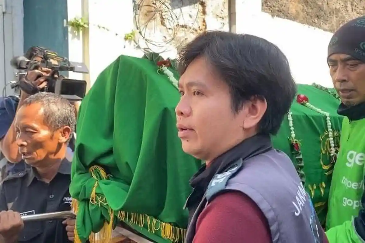 Jenazah Affan Kurniawan Diberangkatkan ke TPU Karet Bivak Dikawal Iringan Massa Ojol