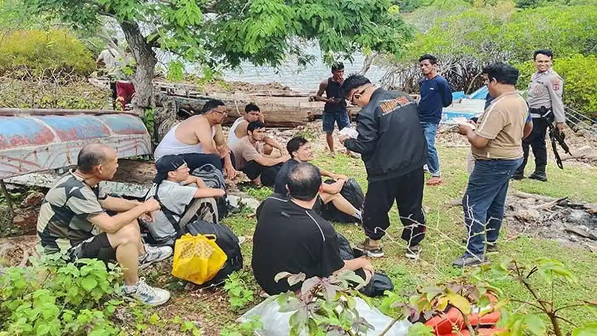 Polisi Amankan 7 Imigran Asal Cina dan Uzbekistan di Rote Ndao, 4 WNI Dalam Pengejaran