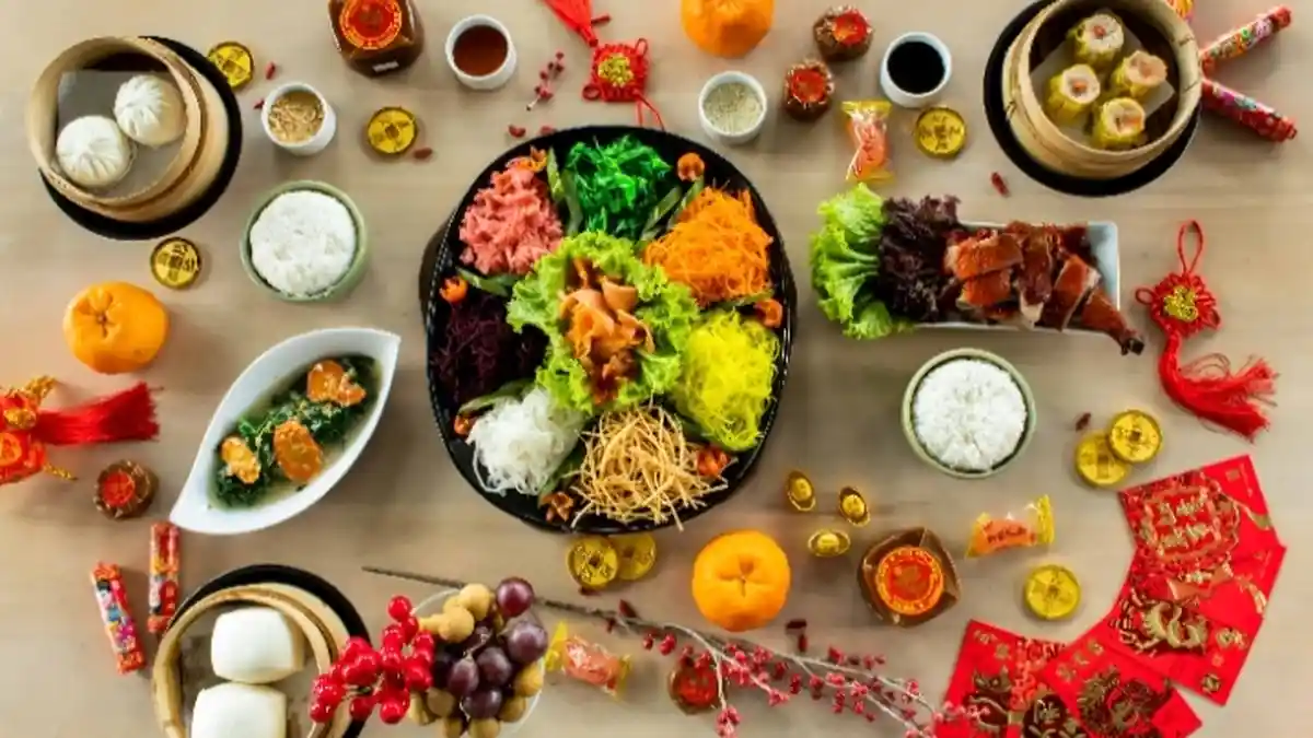Mau Coba Kuliner Imlek? Dari Sup Asparagus dan Chinese Fried Rice dengan Tradisi Ye Sang di Sini
