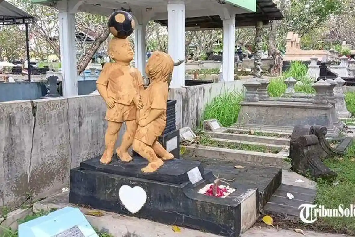 Di Balik Viral Makam dengan Patung Bocah Main Bola Bonoloyo Solo, Ada Tradisi Tak Tertulis