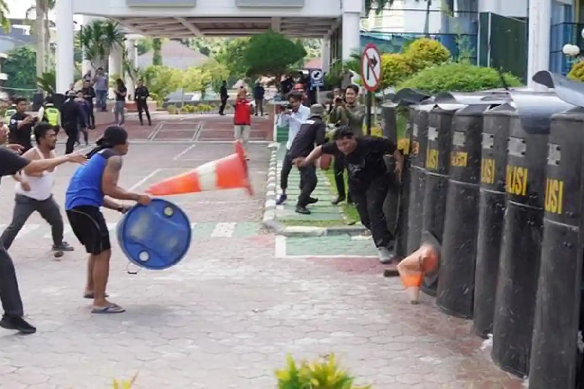 Brimob Kaltim Gelar Simulasi Pengamanan Unjuk Rasa dan Pembebasan Sandera di Kantor PLN Balikpapan