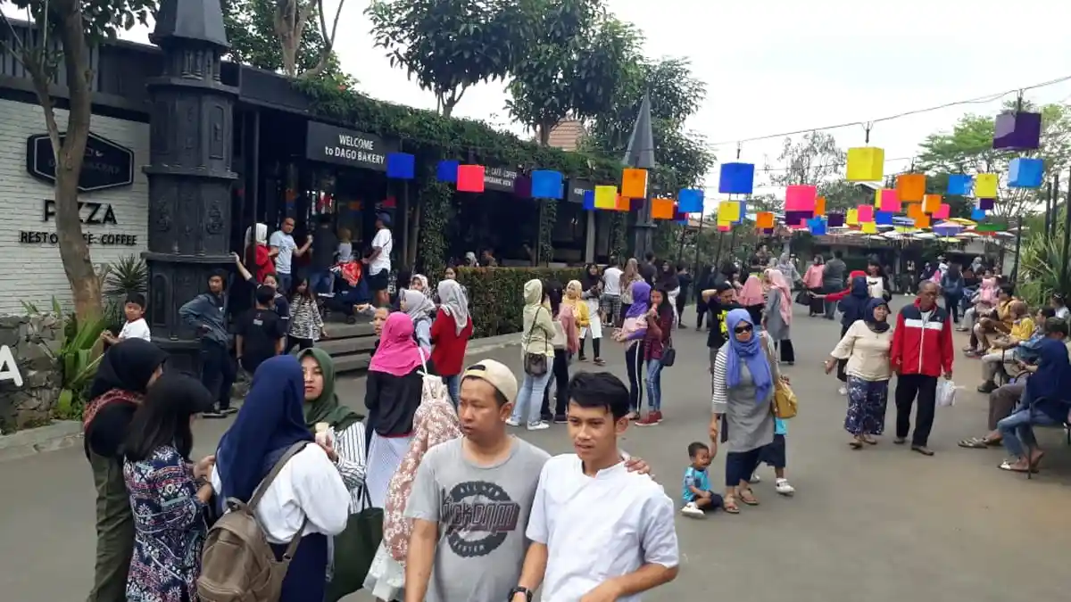 Meski Sudah Arus Balik, Kawasan Wisata Punclut Masih Ramai Dikunjungi Ribuan Wisatawan