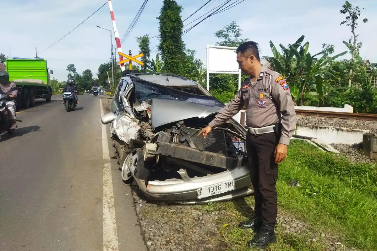 Polisi Selidiki Kecelakaan KA Wijaya Kusuma Tabrak Minibus di Perlintasan Kereta Jember