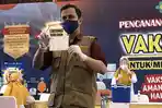 dikdik-sadikin-menunjukan-kartu-vaksinasi-covid-19.jpg