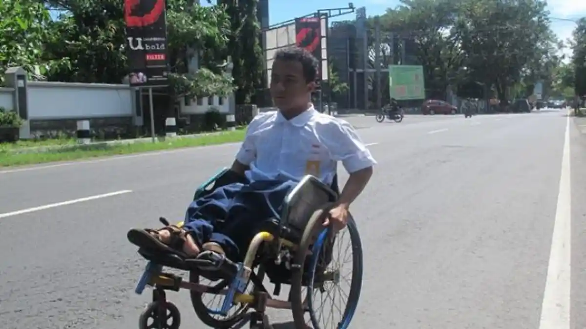 Semangat Belajar Tinggi, Difabel di Bantul Ini Tak Pernah Terlambat Sekolah Meski Berkursi Roda