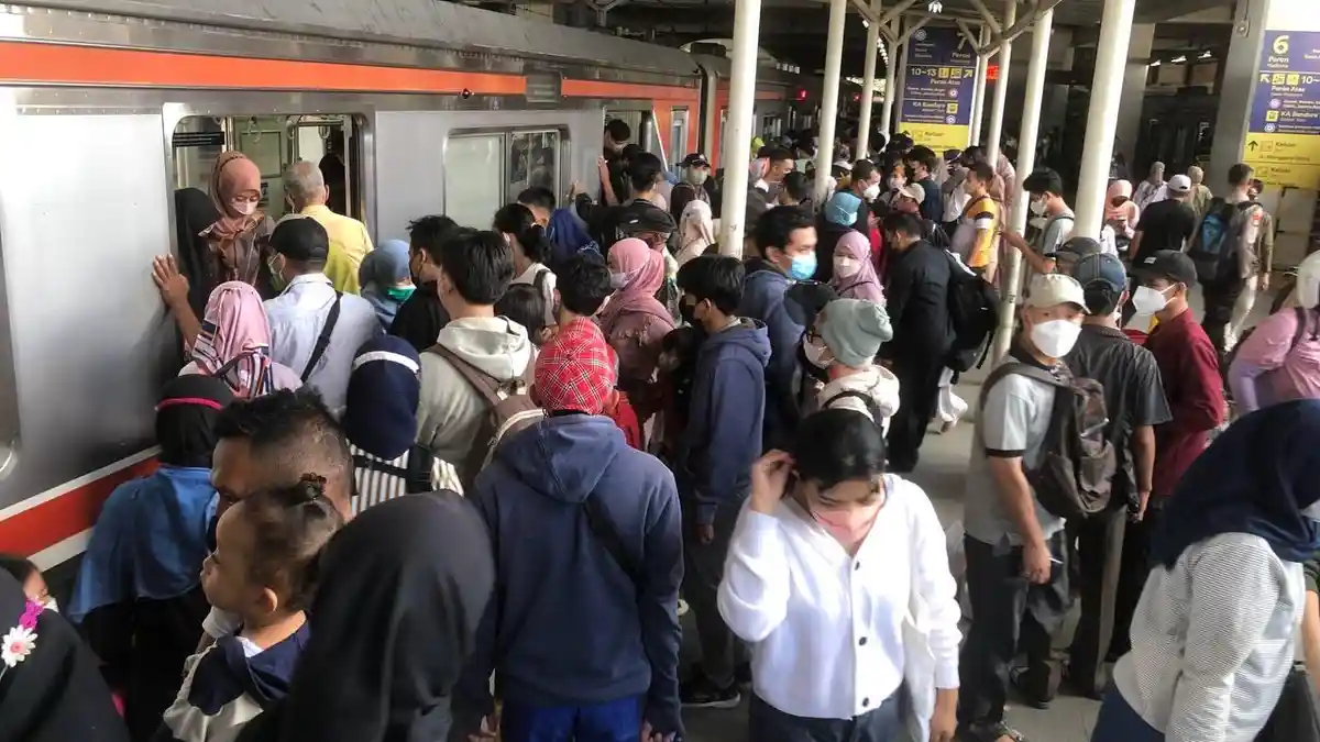Hari Ketiga Diberlakukannya SO-5, Kondisi Stasiun Manggarai Ramai