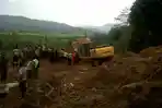 alat-berat-beko-melakukan-evakuasi-korban-longsor.jpg