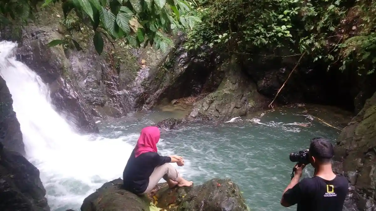 Setelah Lelah Melewati Jalur Ekstrem, Anda Akan Merasa Puas Bisa Berada di Air Terjun Ini
