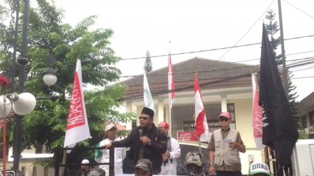 Pembacaan Ayat Suci Alquran Mengawali Aksi Massa Pendukung Buni Yani