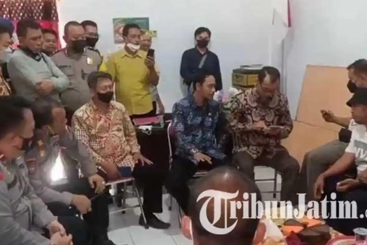 Kaur Kesra Selingkuh dengan Dua Wanita Sekaligus, Warga Geram Geruduk Kantor Desa Tuntut Mundur