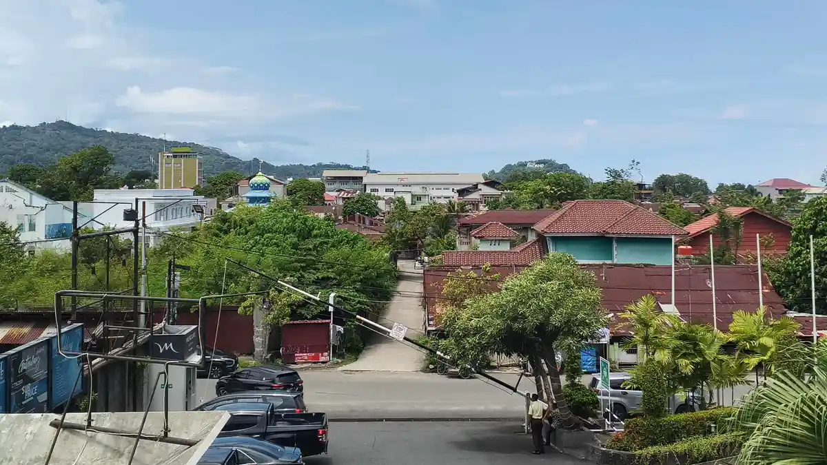 Cuaca Padang Selasa 14 April 2026, Siang hingga Sore Berpotensi Hujan Sedang-Lebat